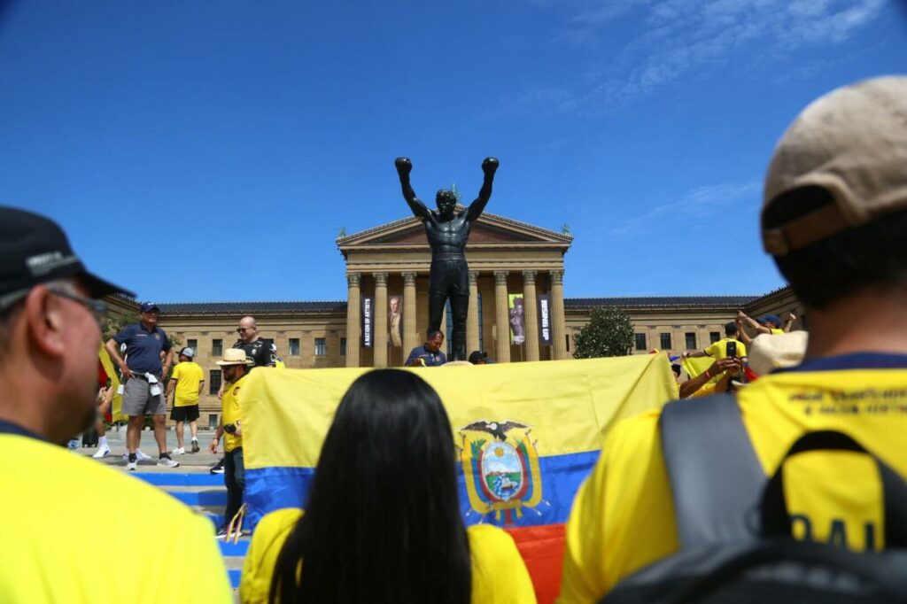 La estatua de Rocky fue el punto de reunión de los ecuatorianos antes del debut mundialista.