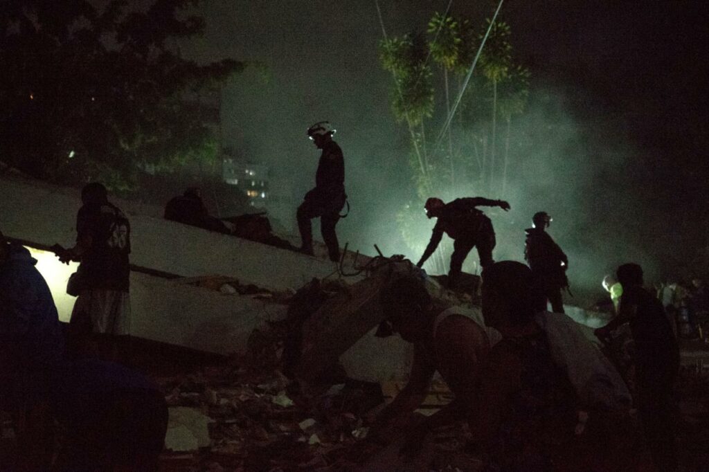 Integrantes de cuerpos de emergencia buscan víctimas este miércoles, luego de dos fuertes terremotos en Venezuela.