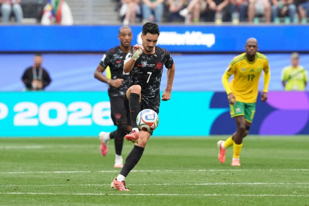 El canadiense Stephen Eustaquio maneja el balón durante el duelo ante Sudáfrica por el Mundial 2026 en Los Ángeles.
