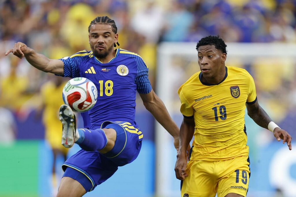Armando Obispo (izq.) de Curazao marca a Gonzalo Plata de la Selección de Ecuador en el Mundial.