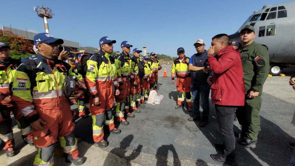 Los Bomberos de Quito iniciaron operaciones de rescate en La Guaira, una de las zonas más afectadas por el terremoto en Venezuela.