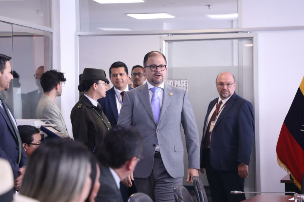 John Reimberg, ministro del Interior, hizo una aclaración sobre la hipótesis de ‘suicidio’ de Monika Silva, antes de ingresar a una comparecencia en la Asamblea.