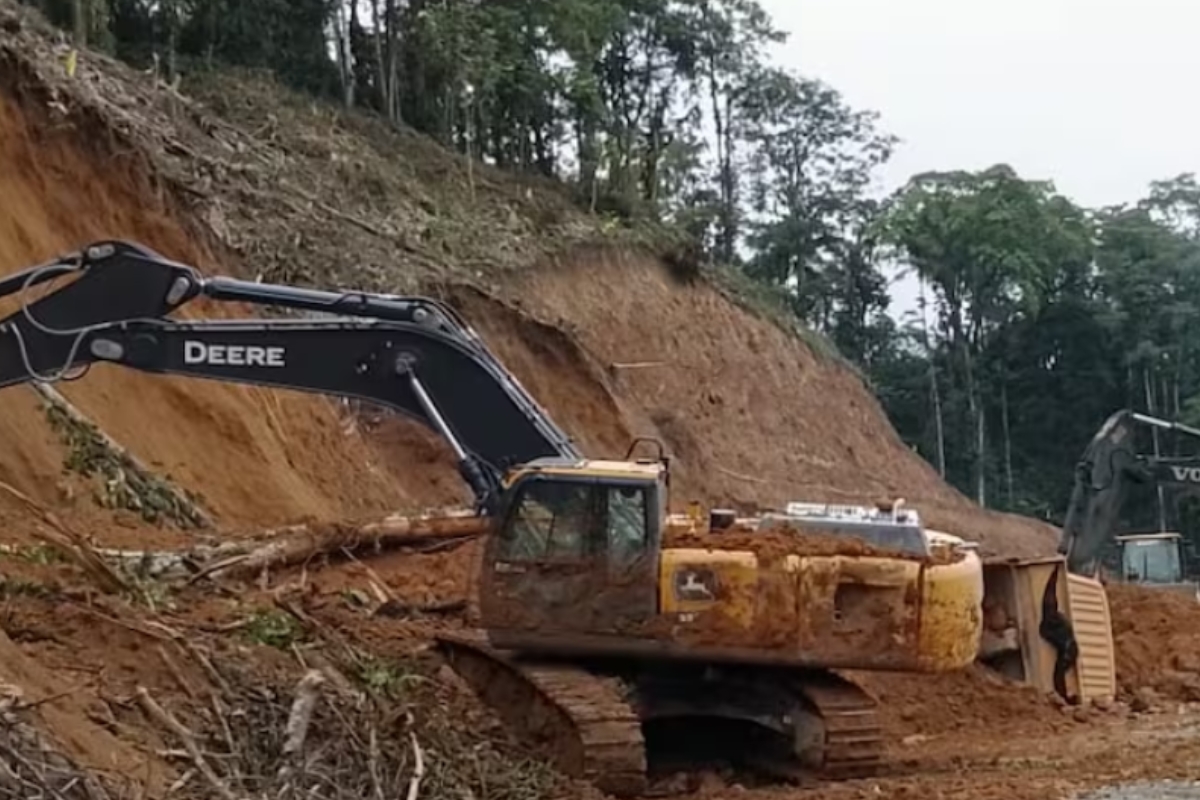 Cierre por deslizamiento de tierra en vía Alóag – Santo Domingo
