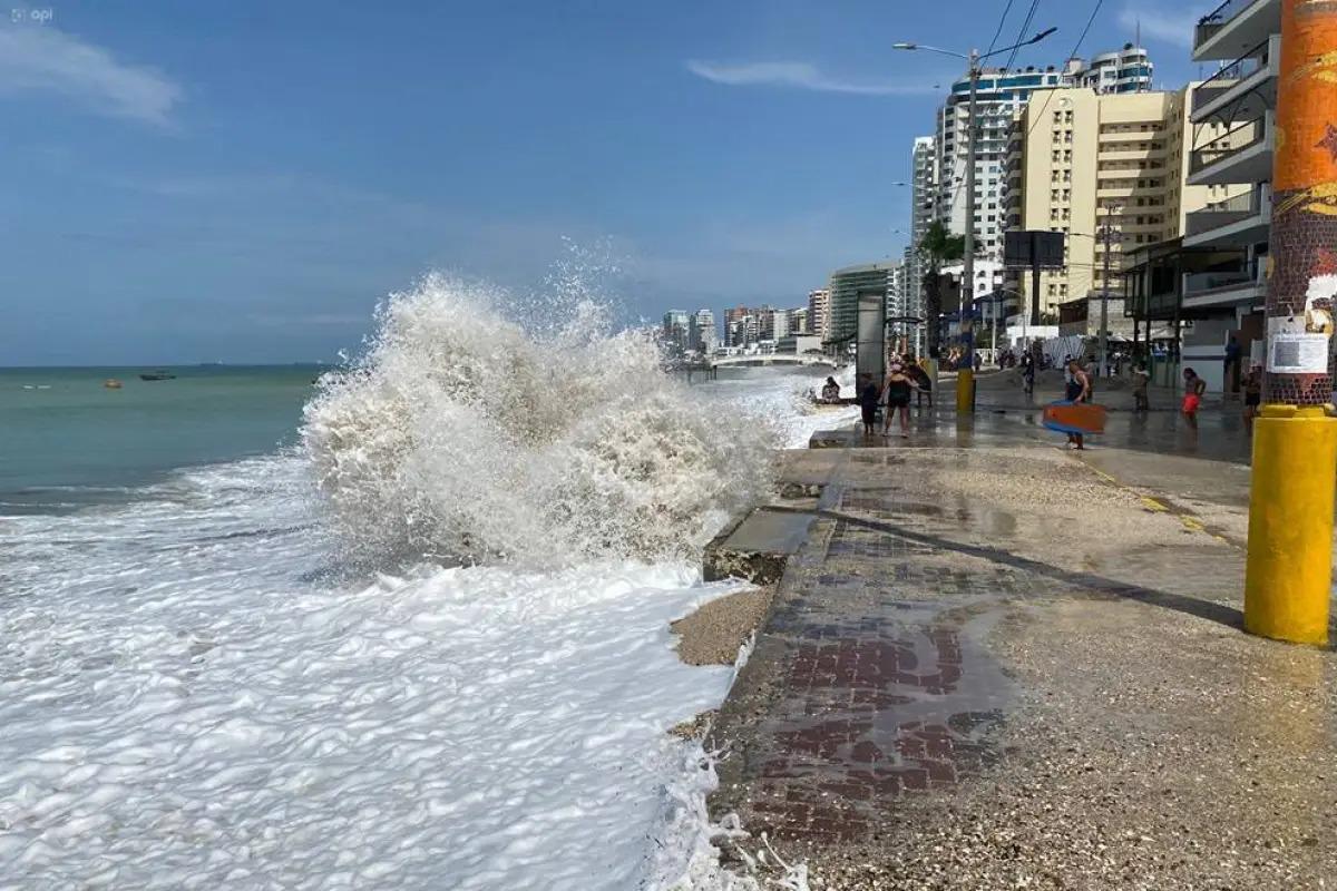 Inocar alerta por mar muy agitado en la costa de Ecuador