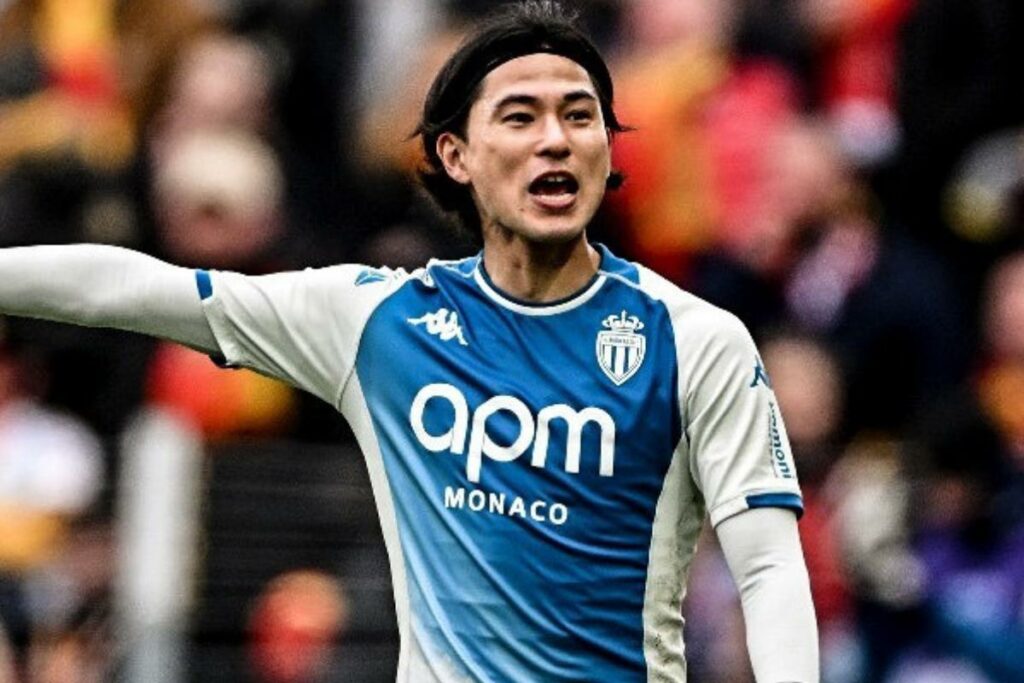 Takumi Minamino es un futbolista internacional japonés de 31 años que juega como extremo o mediocentro ofensivo.