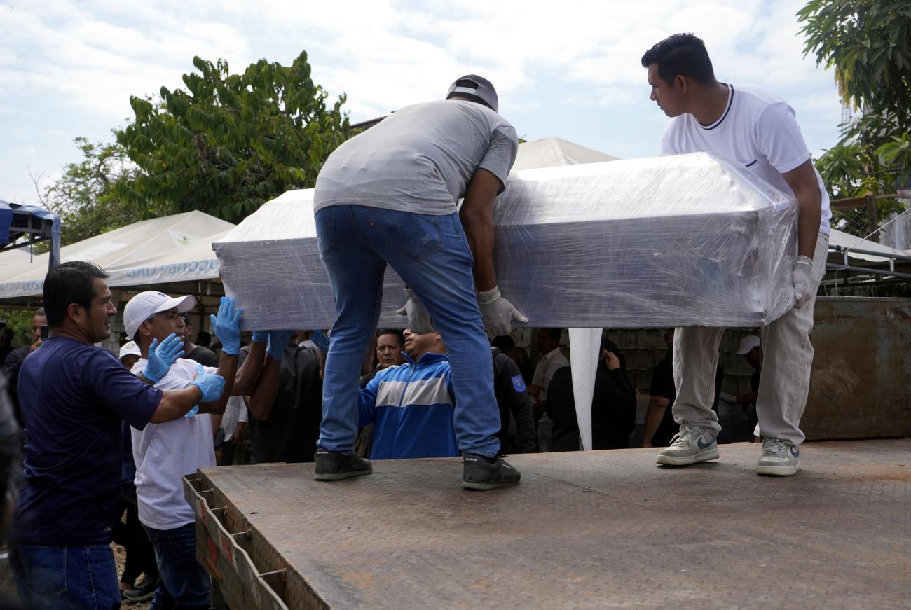 Ocho jóvenes de la T Daule son despedidos por más de mil personas