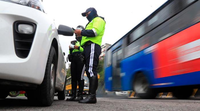 Agentes de la AMT realizan controles de tránsito en Quito.