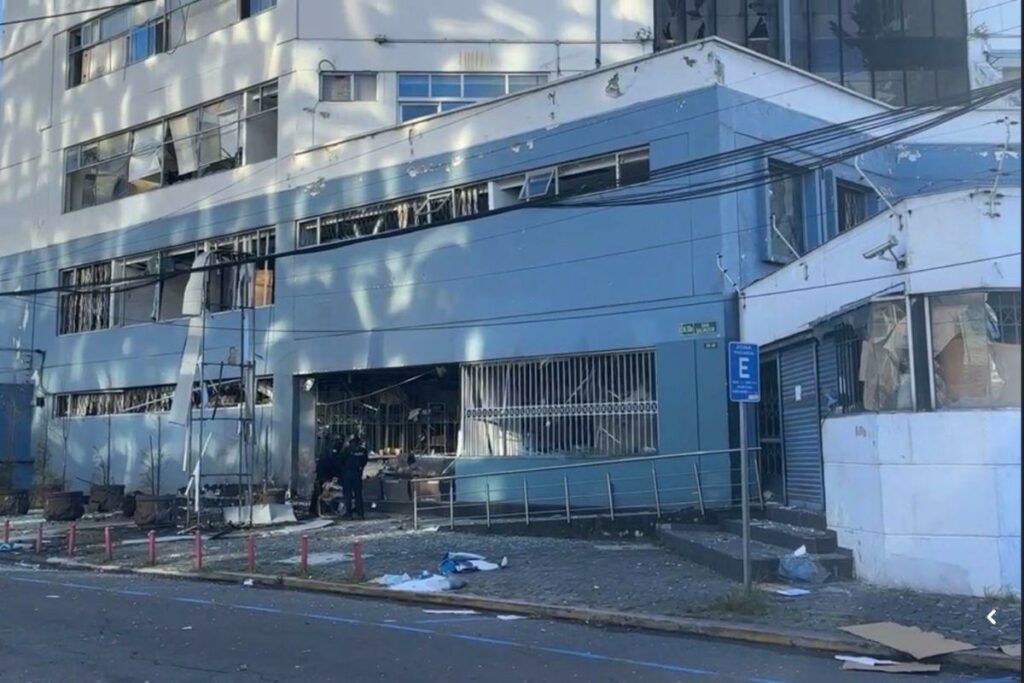 Los ventanales y exteriores del edificio de la Arcom fueron afectados por la explosión.