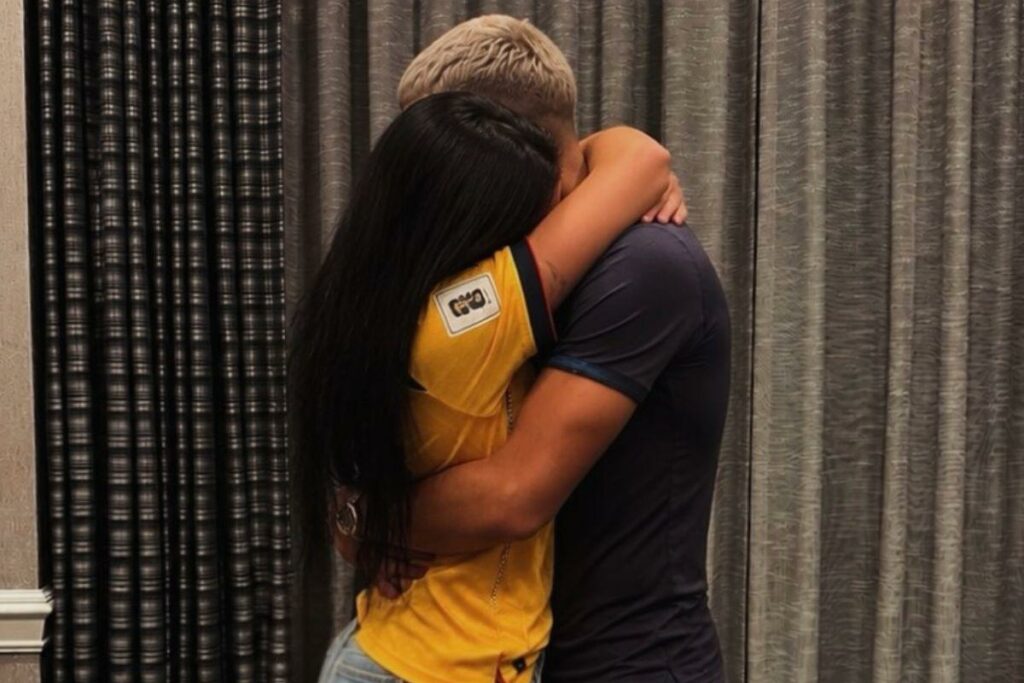 Kendry Páez (der.), futbolista de la Selección de Ecuador, junto a su pareja en el Mundial de 2026.