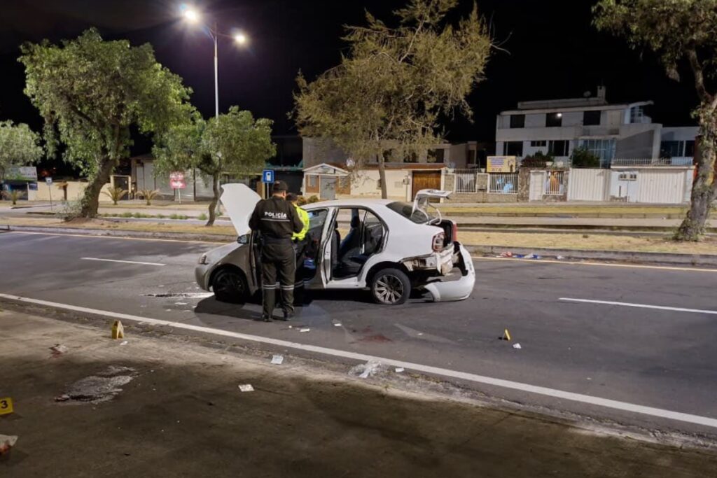Un operativo policial en San Antonio, norte de Quito, terminó con un fallecido, dos heridos y tres aprehendidos.