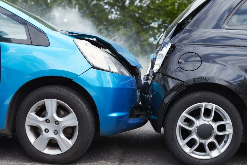Imagen referencial de dos autos durante un choque.