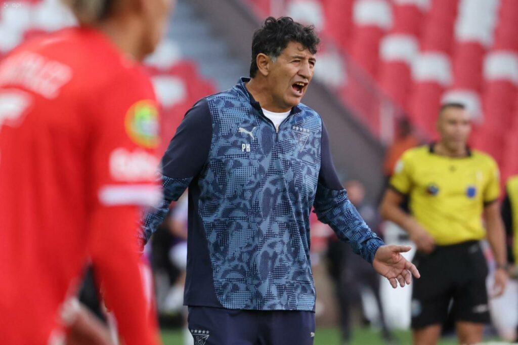Patricio Hurtado, DT interino de Liga de Quito, en un partido del campeonato ecuatoriano.