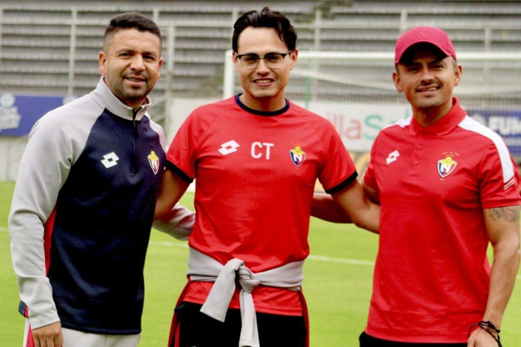 Joe Armas (centro) y su cuerpo técnico en su último partido con El Nacional.