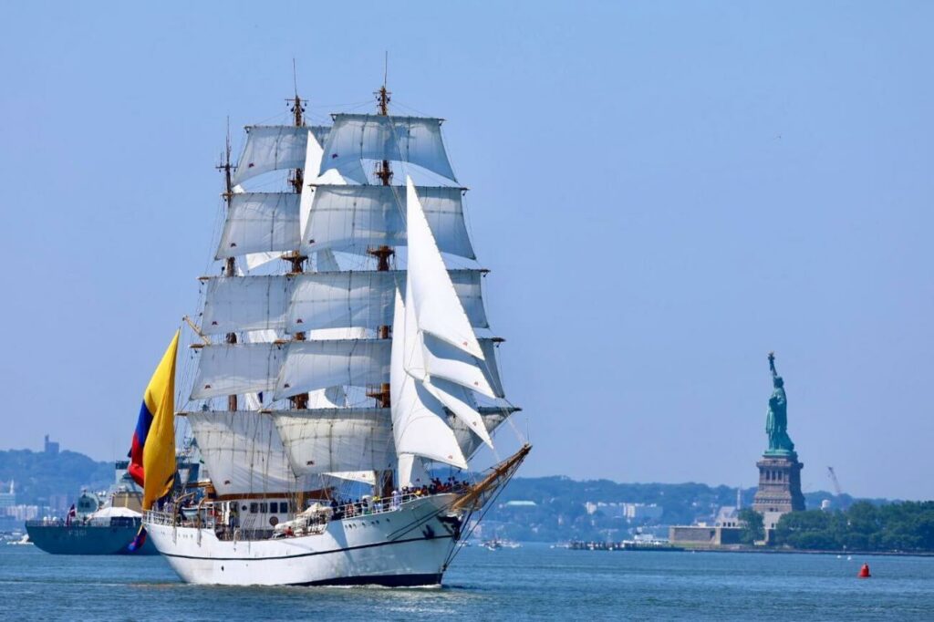 El Busque Escuela Guayas pasa cerca de la Estatua de la Libertad, en Nueva York, durante la celebración de los 250 años de Independencia de EE.UU.
