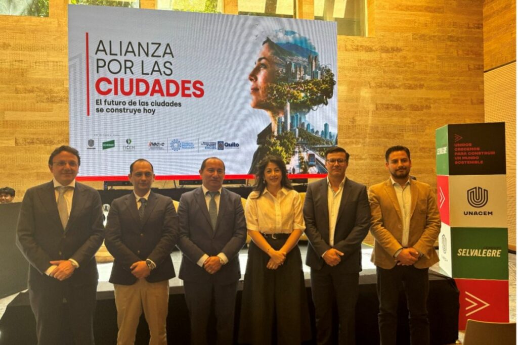 Esteban Dávila, gerente de Comunicación y Asuntos Corporativos de UNACEM Ecuador; Xavier Guerra, jefe de Ecología Industrial de UNACEM Ecuador; Miguel Ángel P uente, director ejecutivo del Instituto Ecuatoriano del Cemento y del Hormigón (INECIC); María José Hernández, directora de Sostenibilidad y Desarrollo Local de la Cámara de Industrias y Producción (CIP); Santiago Andrade, gerente de EMGIRS-EP; y Cristian López, coordinador de Climate Promise del Programa de las Naciones Unidas para el Desarrollo (PNUD).