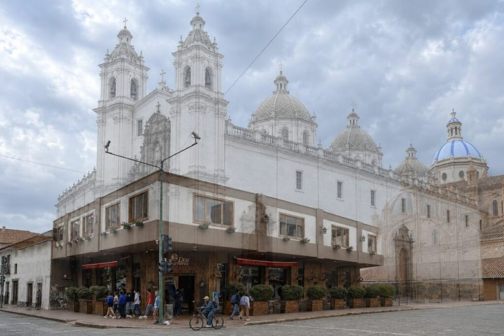 Bajo restaurantes, parqueaderos y construcciones del Centro Histórico de Cuenca, permanecen vestigios de una antigua iglesia, considerada uno de los templos más importantes de la ciudad colonial.