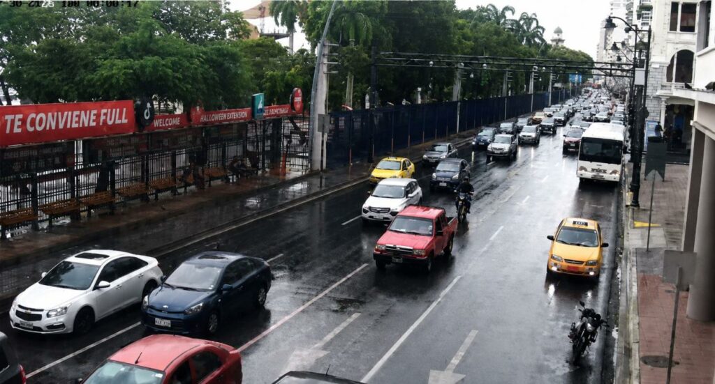 La avenida Malecón en Guayaquil amaneció con la calzada mojada.