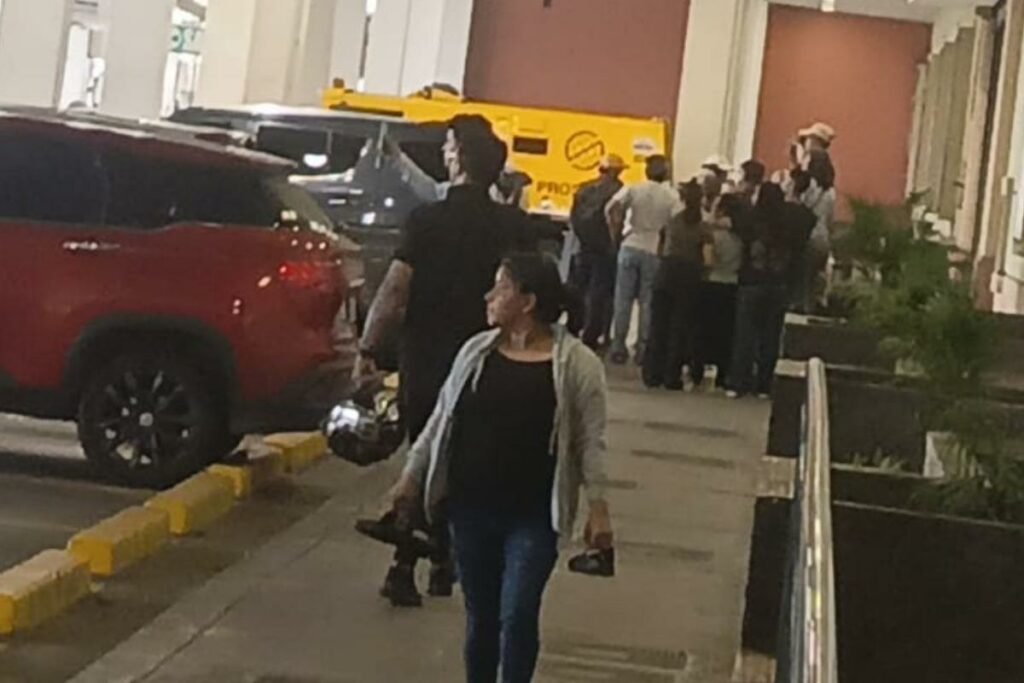 El atentado habría ocurrido en el interior del centro comercial.