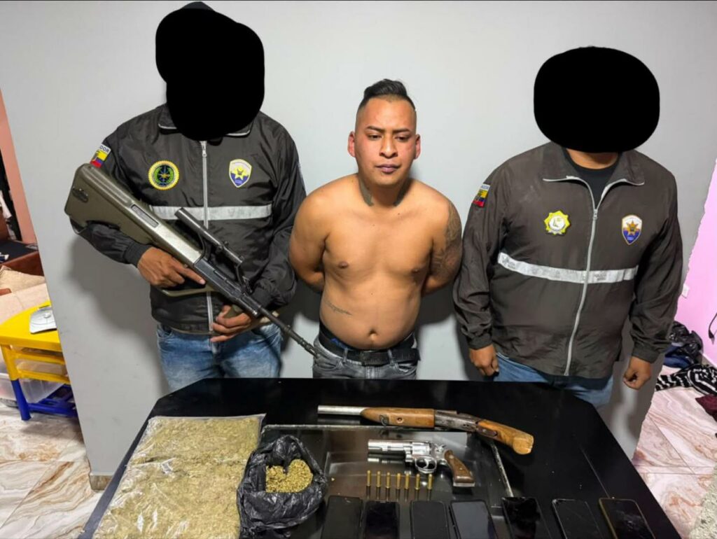 Alias ‘Monkey’ fue detenido en Miravalle, Quito, con droga, armas y celulares durante un operativo policial.