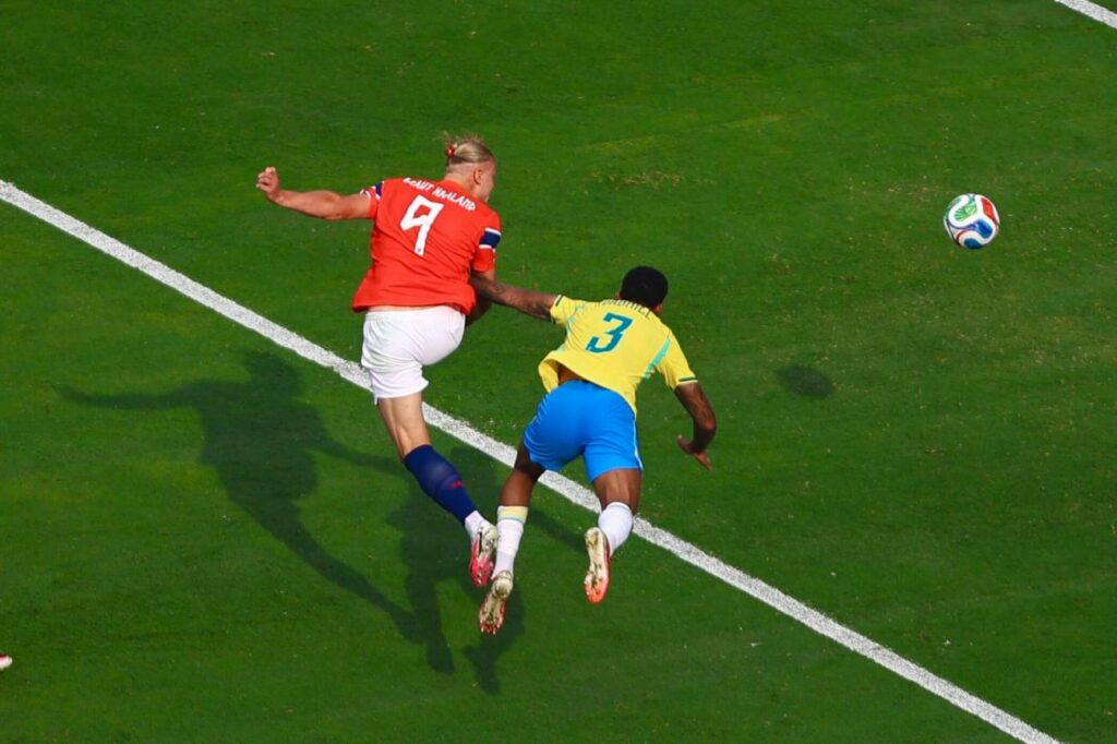 Erlign Haaland de Noruega (izq.) antes de anotar frente a Brasil en la Copa del Mundo.