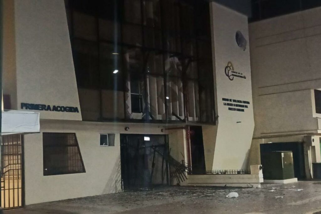 El inmueble sufrió daños a causa de la explosión.