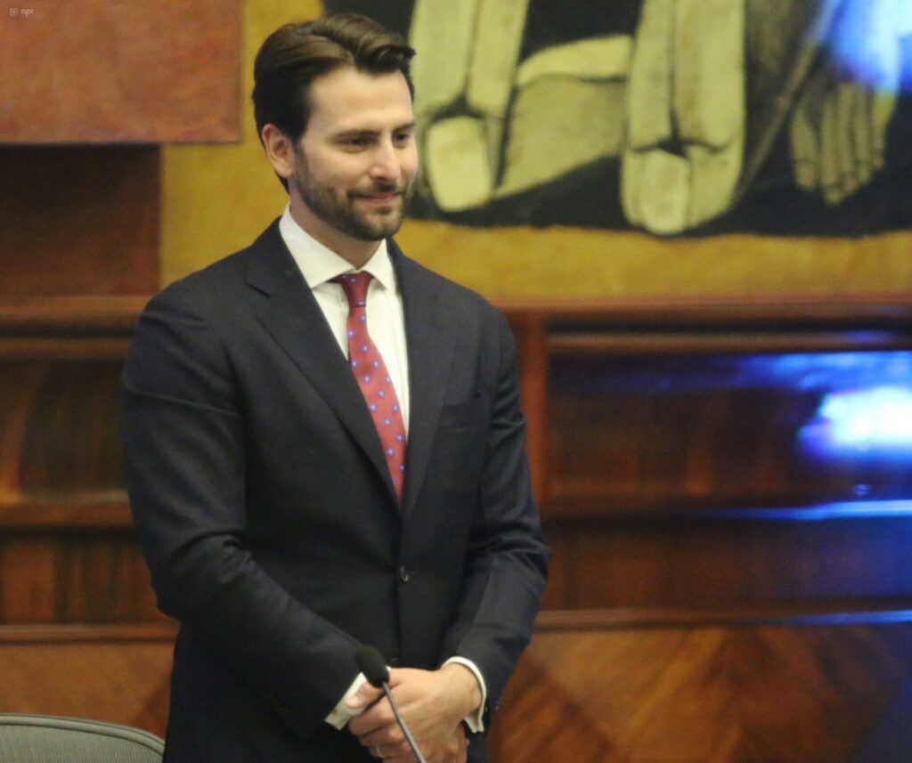 Niels Olsen durante su pronunciamiento sobre su candidatura en Samborondón y el reordenamiento de ADN.
