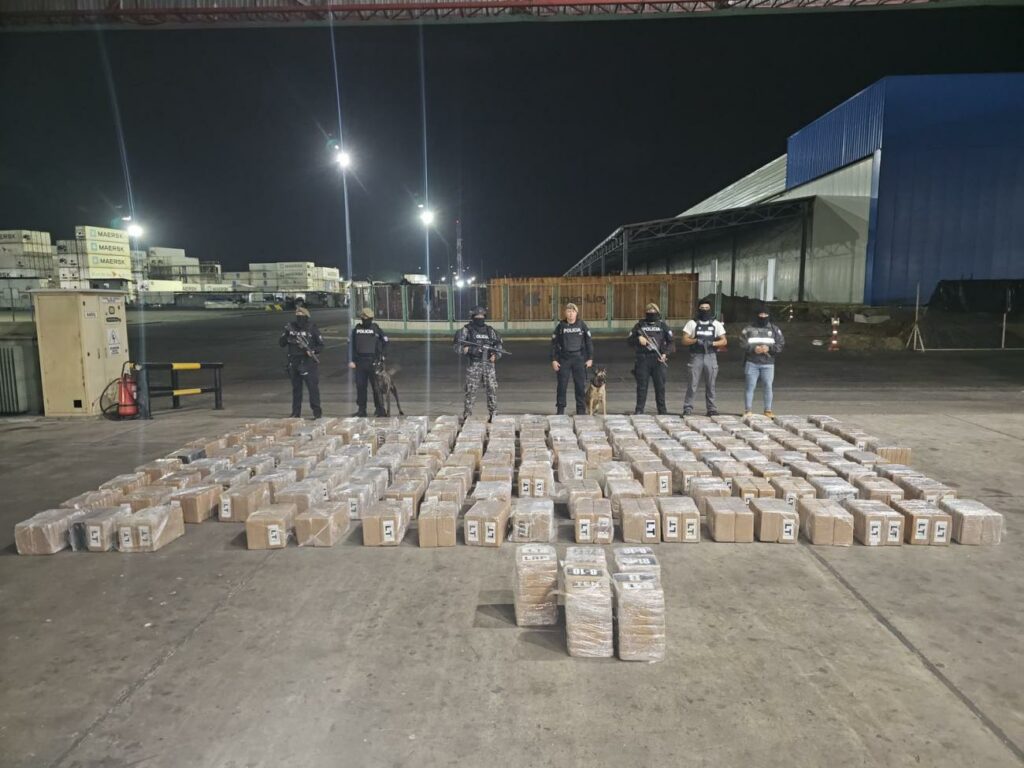 La Policía incautó 2 488 kilos de clorhidrato de cocaína, distribuidos en 2 493 paquetes, equivalentes a 29,2 millones de dosis.