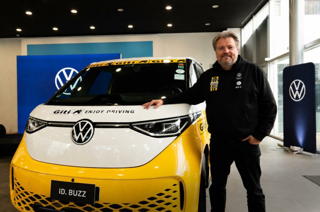 A bordo del modelo 100% eléctrico de Volkswagen ID Buzz, el piloto Rainer Zietlow pisó suelo ecuatoriano.