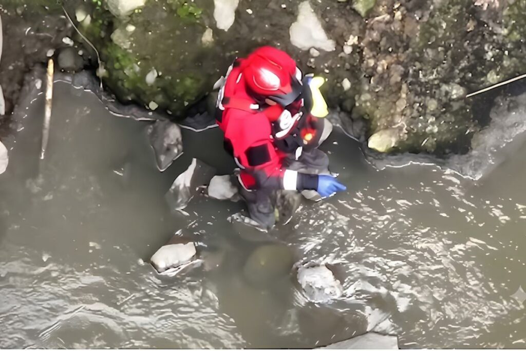 El Cuerpo de Bomberos de Quito continúa con la búsqueda de Lizeth Bunshi en el río Machángara.