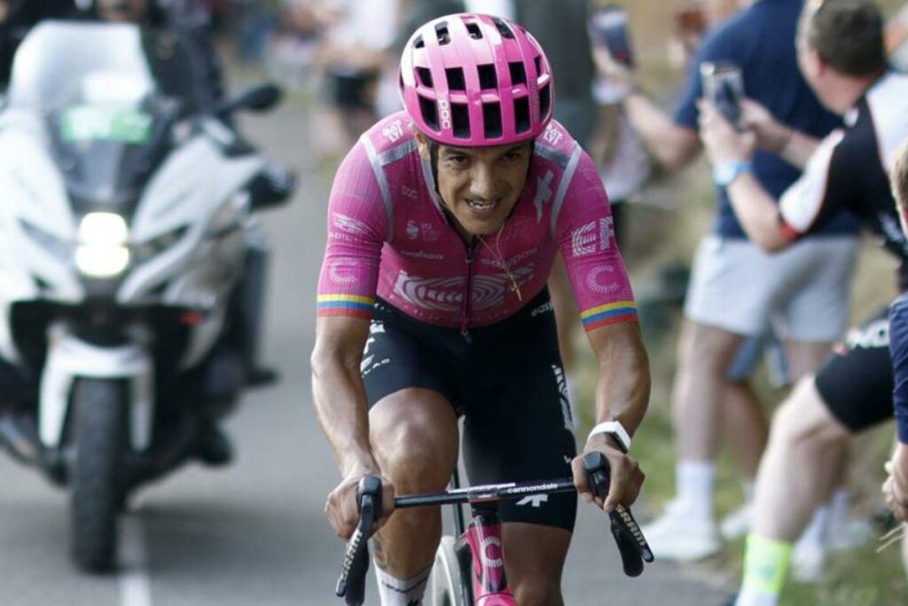 Richard Carapaz llega a la etapa 17 con un doble objetivo