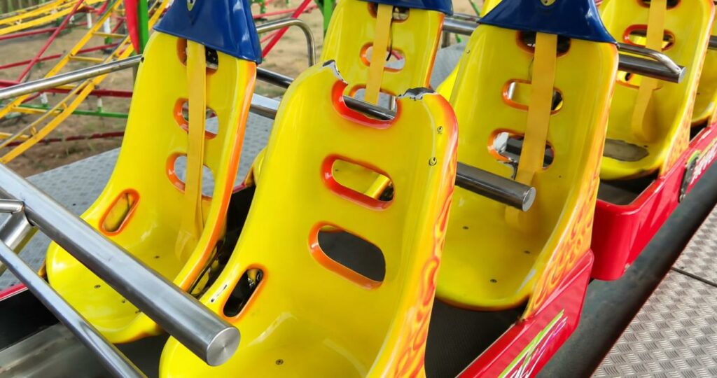 El juego de donde cayó la señora tenía la temática de carros de de fórmula 1.