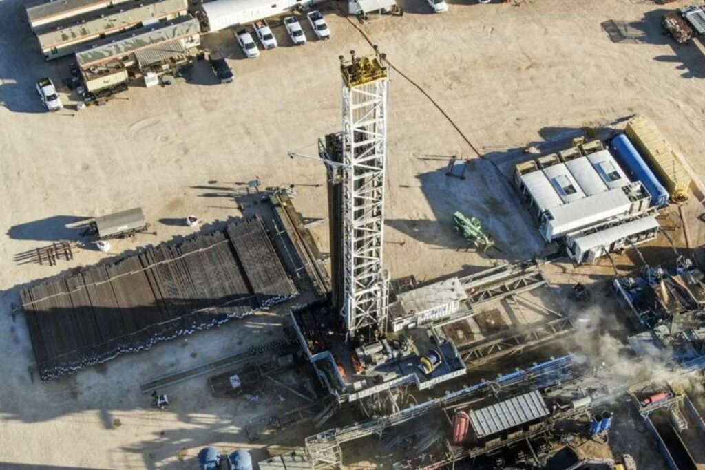 Una fotografía aérea tomada con un dron muestra una plataforma de perforación cerca de Karnes City, Texas.
