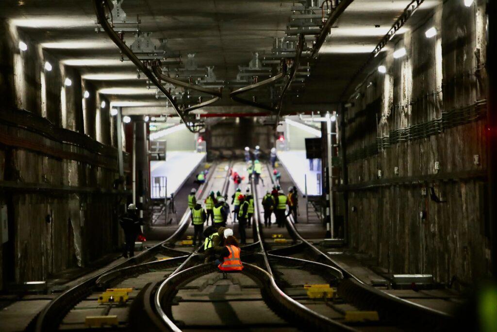Personal del Metro de Quito realiza el mantenimiento de los rieles.