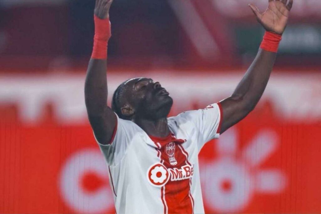 Jordy Caicedo celebra su noveno gol oficial con Huracán tras anotarle a Banfield en el torneo Clausura de la Superliga Argentina.