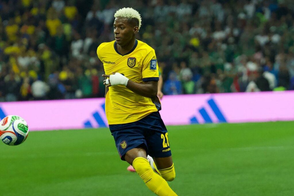 Nilson Angulo disputa un balón con la Selección de Ecuador en el Mundial de 2026.