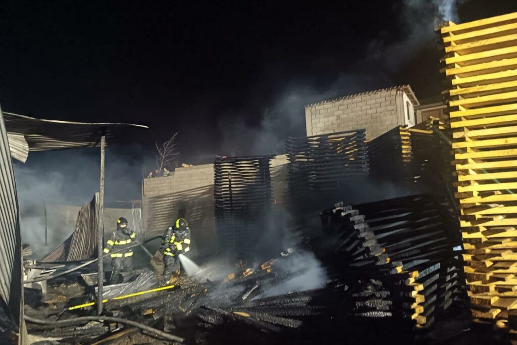 El Cuerpo de Bomberos controló el fuego en Quito.