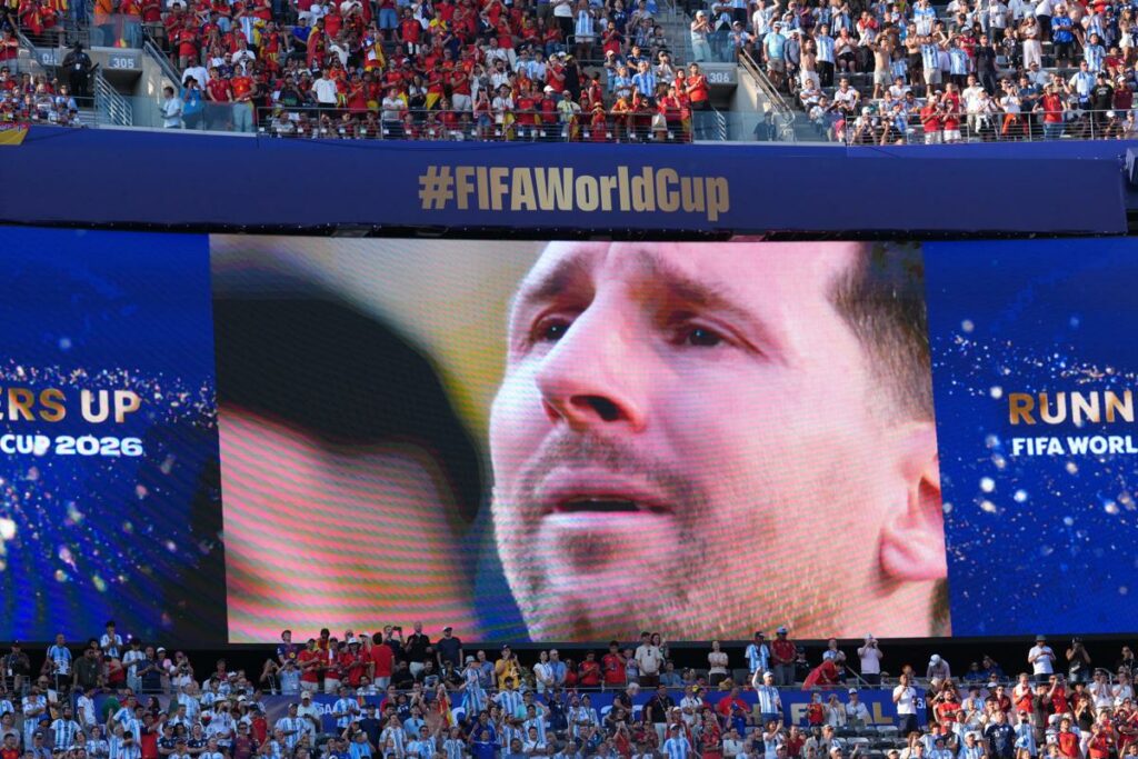 Lionel Messi, en llanto, en las pantallas del estadio Metlife.
