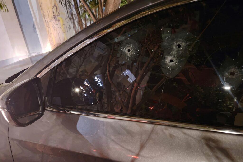 El vehículo en el que se movilizaba Santiago Á., quedó estrellado tras el ataque armado en Miravalle, Quito.