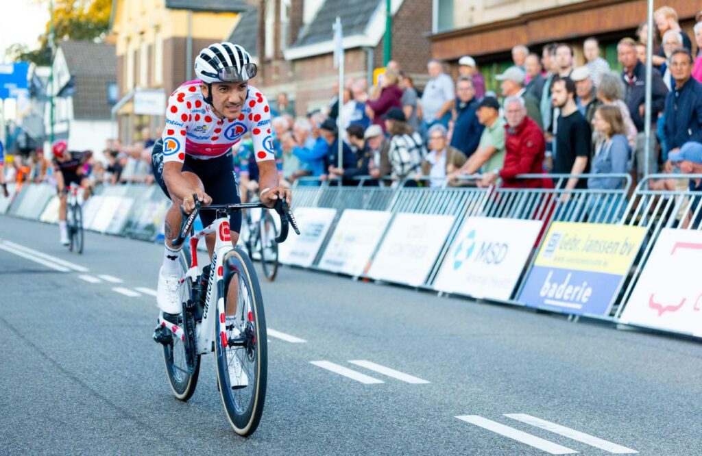 Richard Carapaz (EF Education-EasyPost), con el maillot de mejor escalador del Tour, participa en el tradicional criterio de Boxmeer, en Países Bajos.