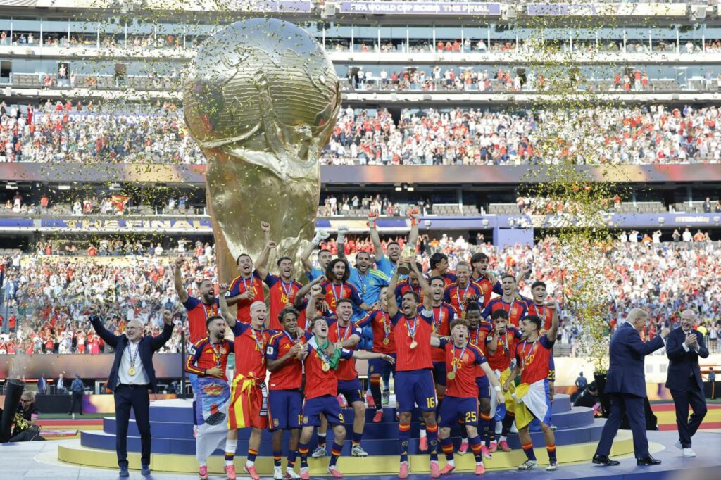 Donald Trump estuvo presente en la celebración de España y aparece a la derecha de la fotografía del festejo del Mundial 2026.