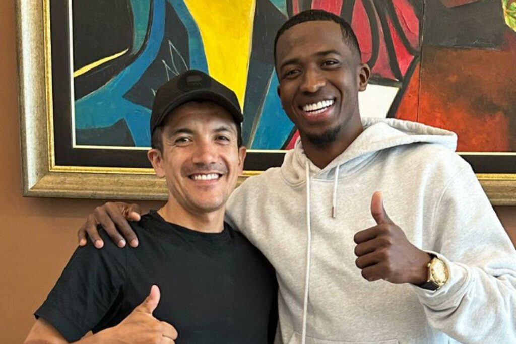 El ciclista Richard Carapaz (izq.) junto al futbolista Willian Pacho en Ecuador.