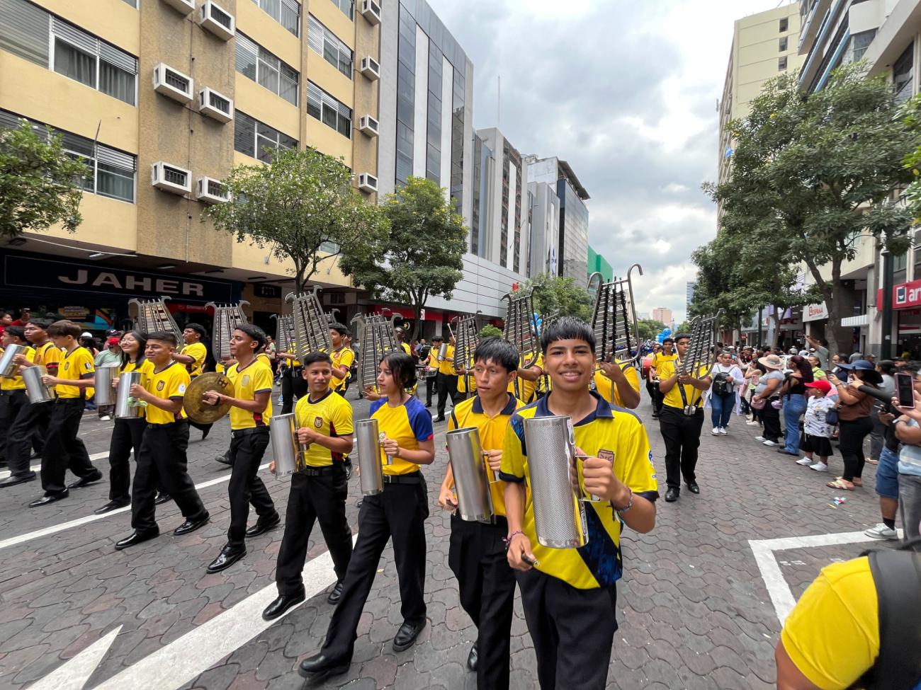 Los guayaquileños disfrutan del desfile por los 491 años de fundación