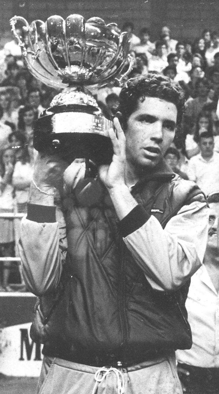 Andrés Gómez tras ganar el Roland Garros en 1990.