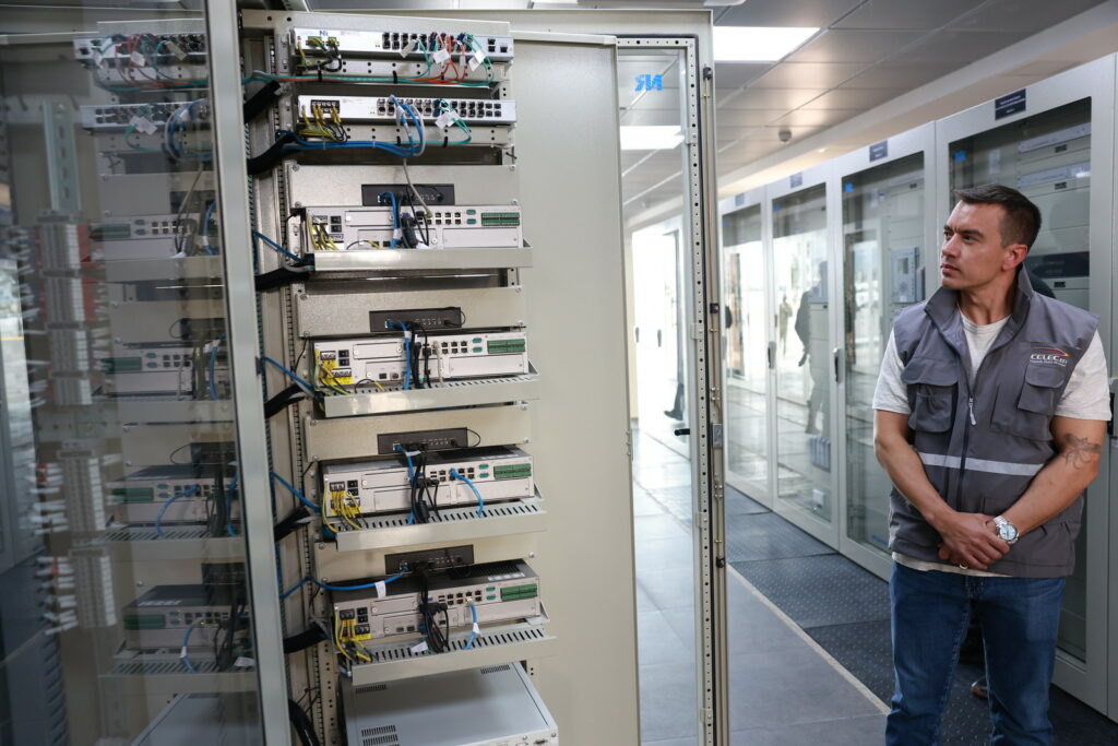 El presidente Daniel Noboa recorrió la subestación Tanicuchí junto a autoridades de CELEC durante la inauguración de la nueva infraestructura de electricidad en Cotopaxi.