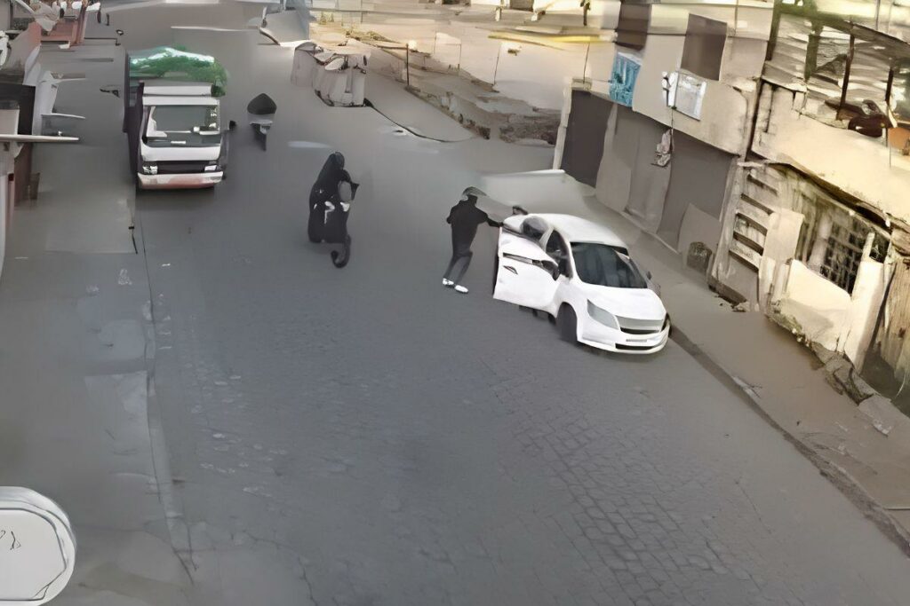 Un video registró el crimen de la docente en La Roldós, en Quito.