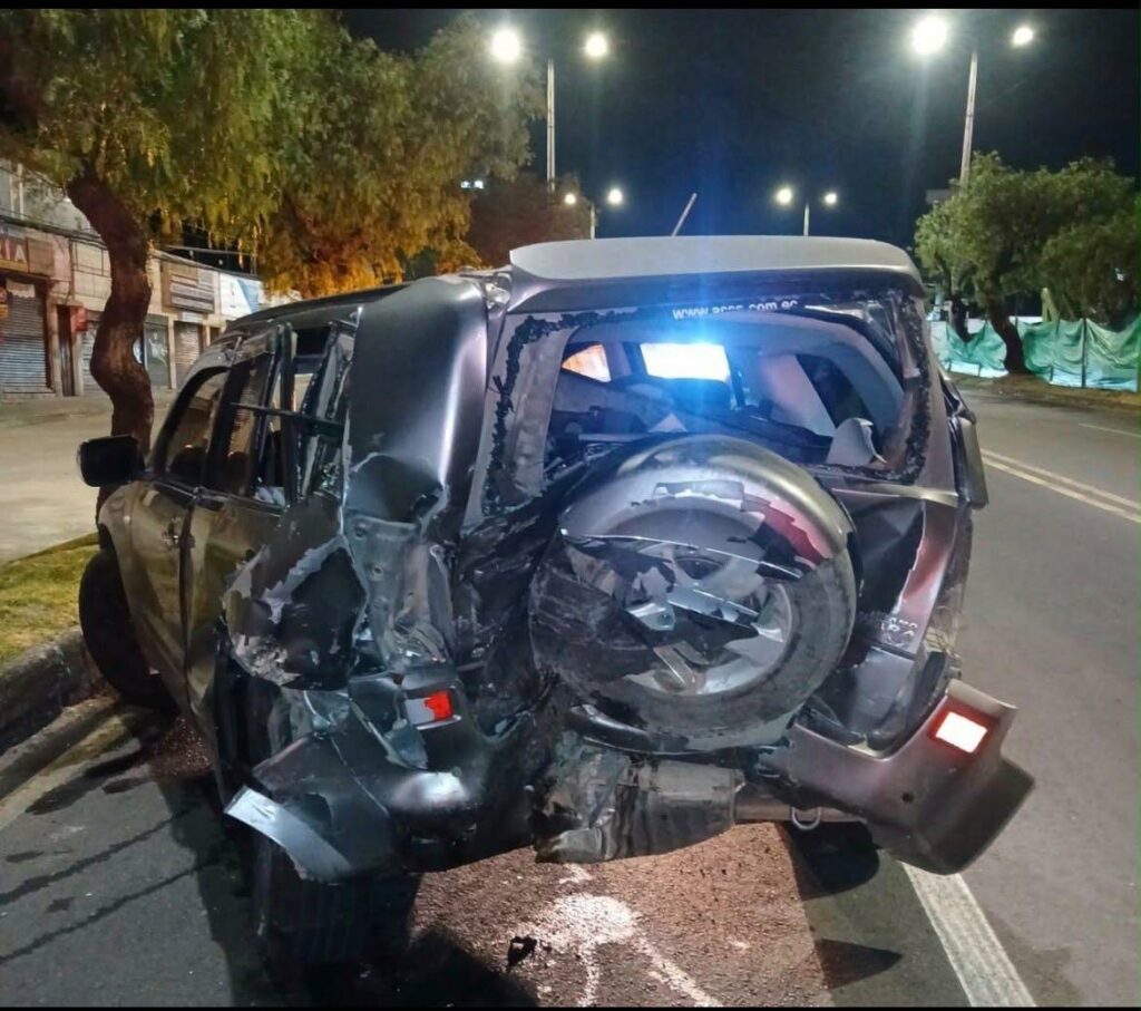 Personal del ECU911, AMT y Bomberos atendió el volcamiento registrado en el norte de Quito.