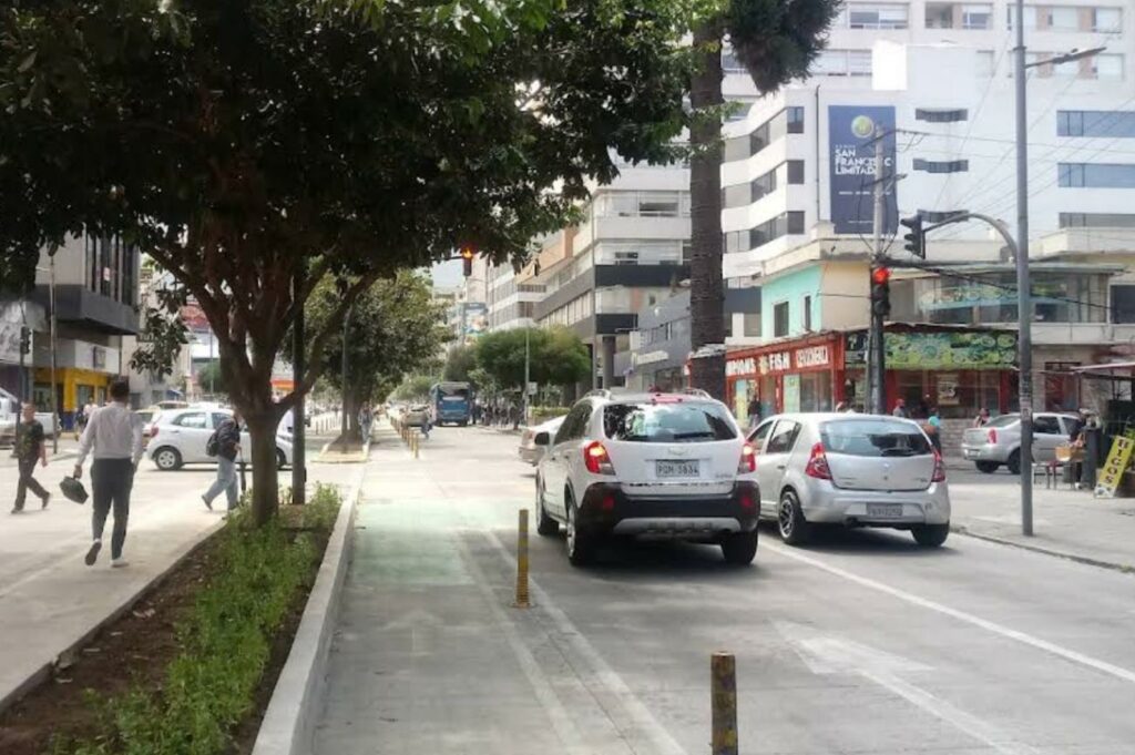 La AMT coordinará la movilidad durante los cierres en la av. 12 de Octubre, en Quito.