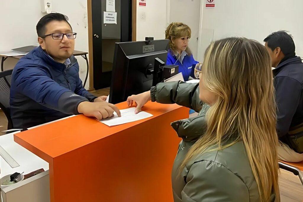 Una persona pagando la patente municipal en Quito.