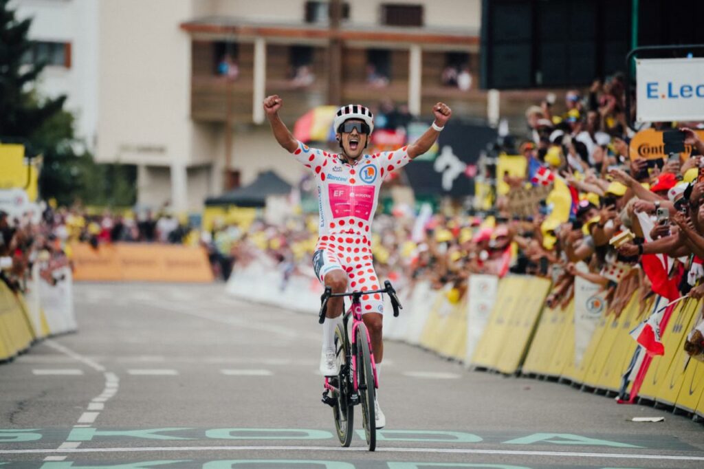 El ecuatoriano Richard Carapaz celebra una nueva victoria en el Tour de Francia