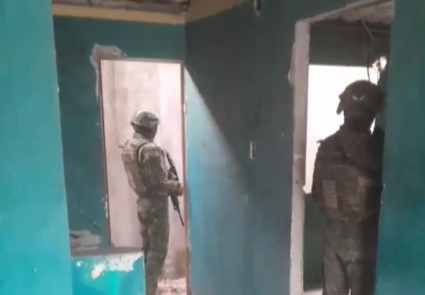 Militares encontraron a un hombre secuestrado en una vivienda abandonada.